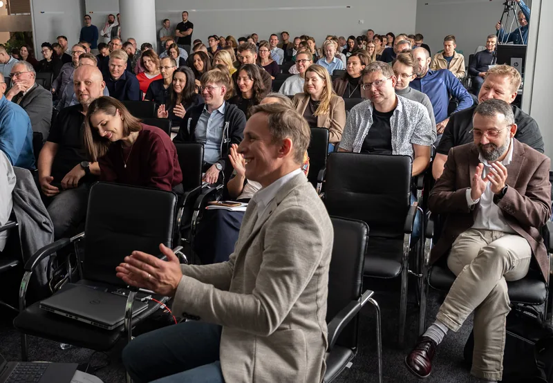 Uczestnicy konferencji na sali, część z nich bije brawo