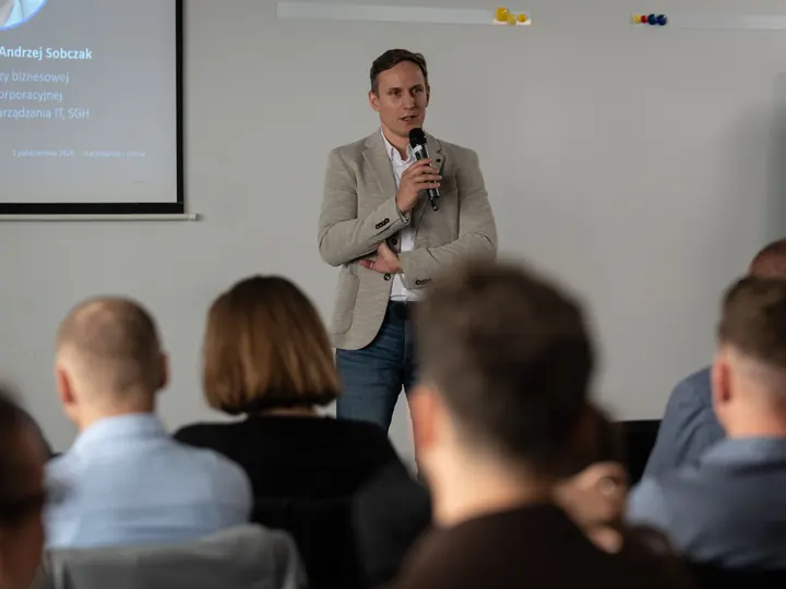 Jan Maria Kowalski podczas wystąpienia na konferencji
